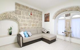 Private Hostel - Best Location